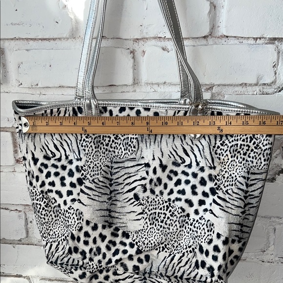 Stylish Animal Print Tote Bag - Black and White - Picture 5 of 6